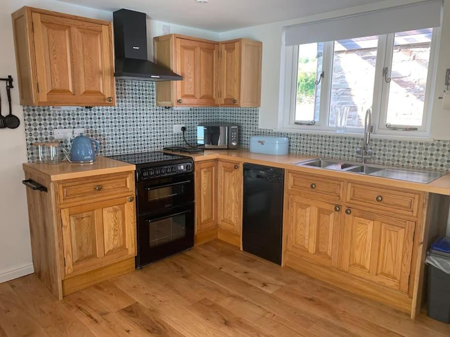 Cottage With Outstanding Views Velindre  외부 사진